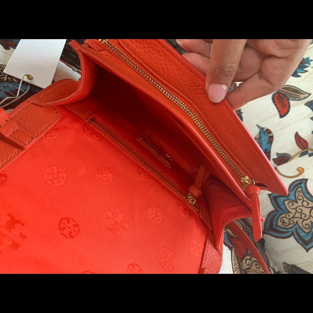 Last one ๐ New Tory Burch Crossbody ๐ - Picture 3 of 6